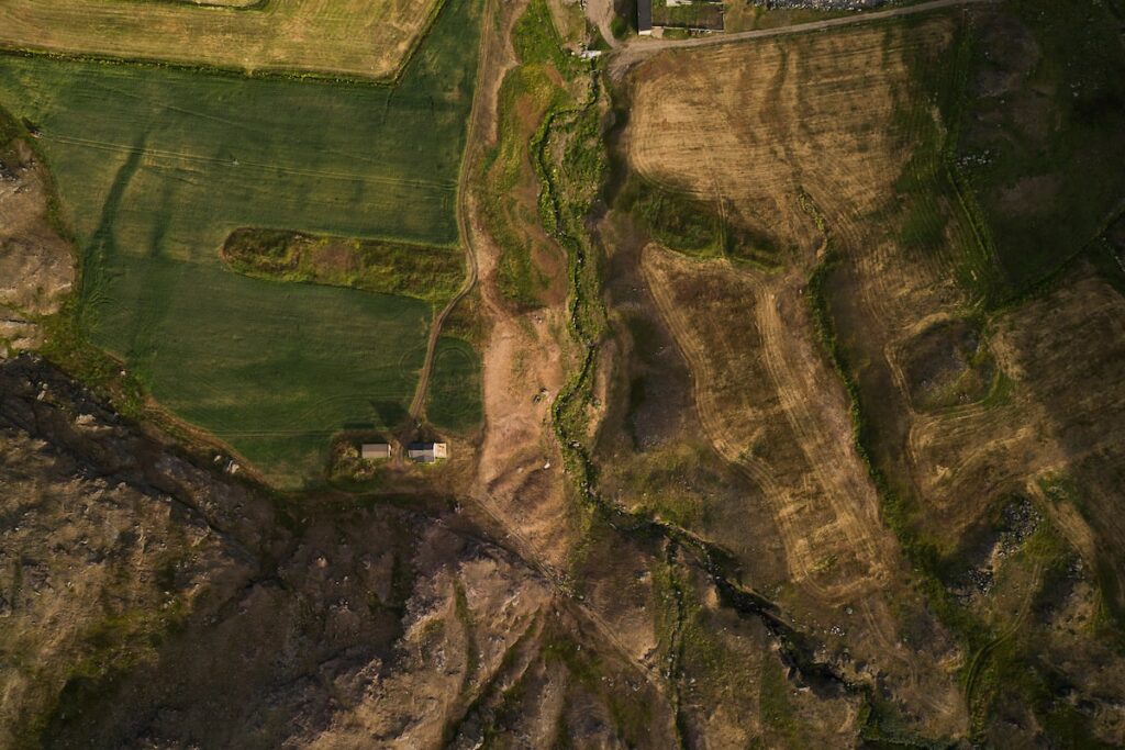 Landscape_view_over_Inneruulalik_farm_from_above_Aningaaq_R_Carlsen-min